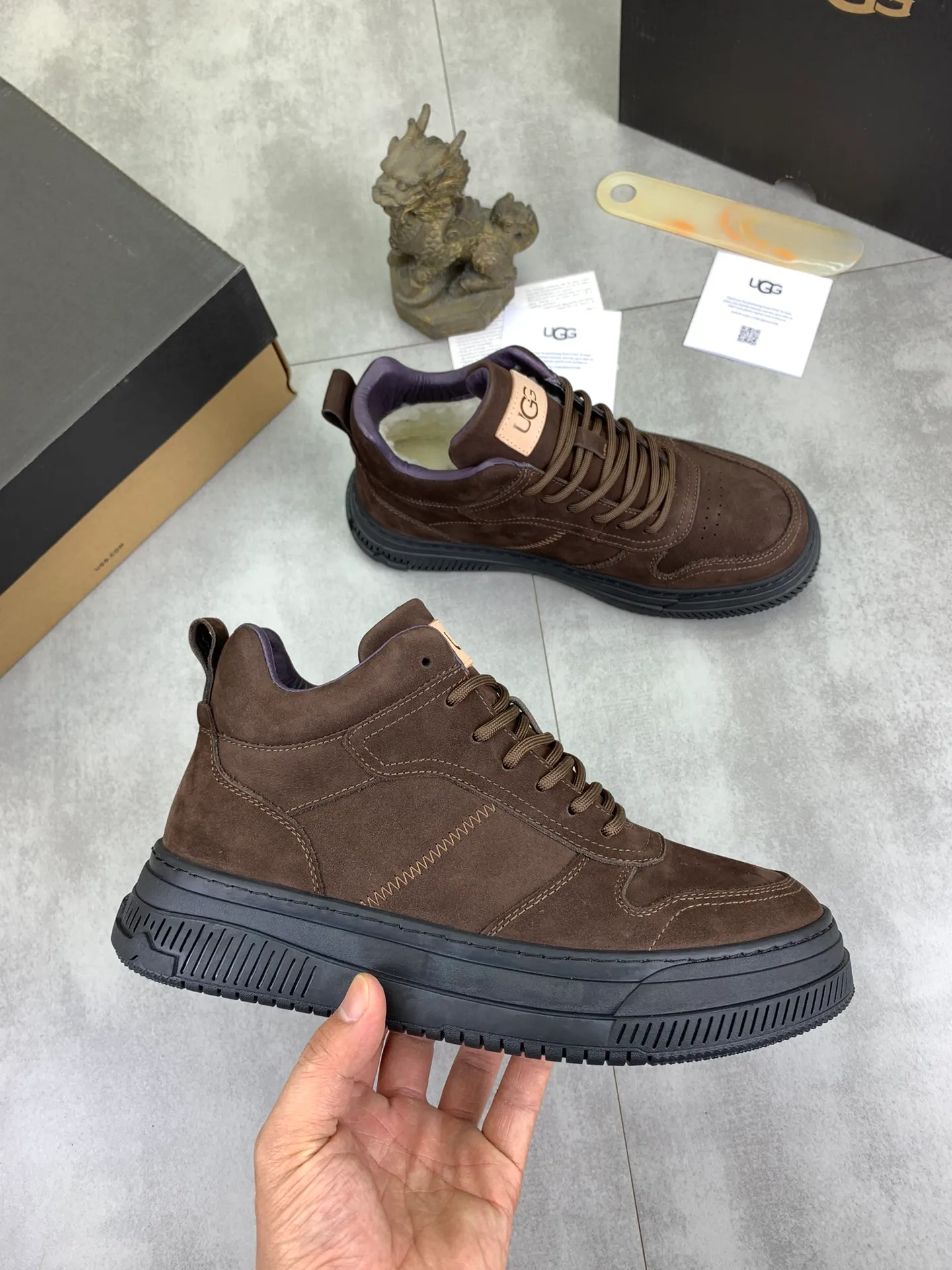 Men's Men's Shoes P620 [New Style] 💰 🆘 "Real Wool" [UGG] 👉 Popular men's shoes official website synchronization 🔰 Genuine quality [proud] is not comparable to the imitations in the general market 🌀 The upper is imported Italian frosted cowhide, and the lining: foot pad 🅰️ grade 🐑 real wool 👻 Only Grade A can show the effect The hand feels smooth and delicate 🔱The shoe shape is grand, only genuine factories can achieve it 🎄The perfect toughness of the original outsole 👻⬛️ allows customers to bid farewell to one-time consumption. Real wool lining, super warm. 3️⃣Colors available Sizes: 38-44
